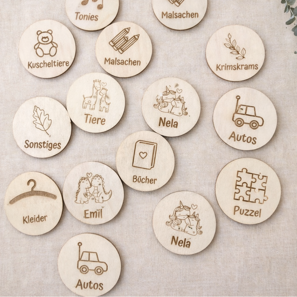 Personalisierte Holzschilder zur Spielzeug- und Kleiderorganisation