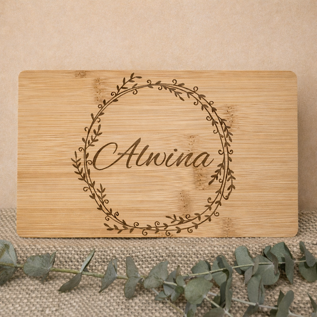 Personalisiertes Schneidebrett aus Bambus oder Akazienholz – mit Wunschname & Blumenkranz