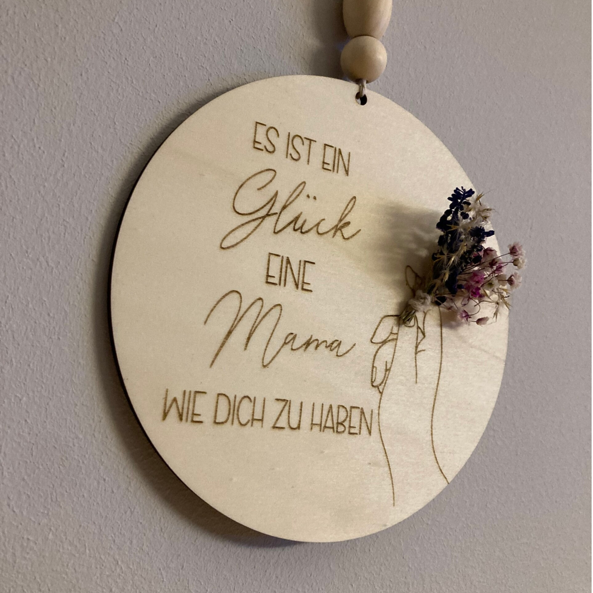 Dekoschild „Mama – Es ist ein Glück“ mit Trockenblumen