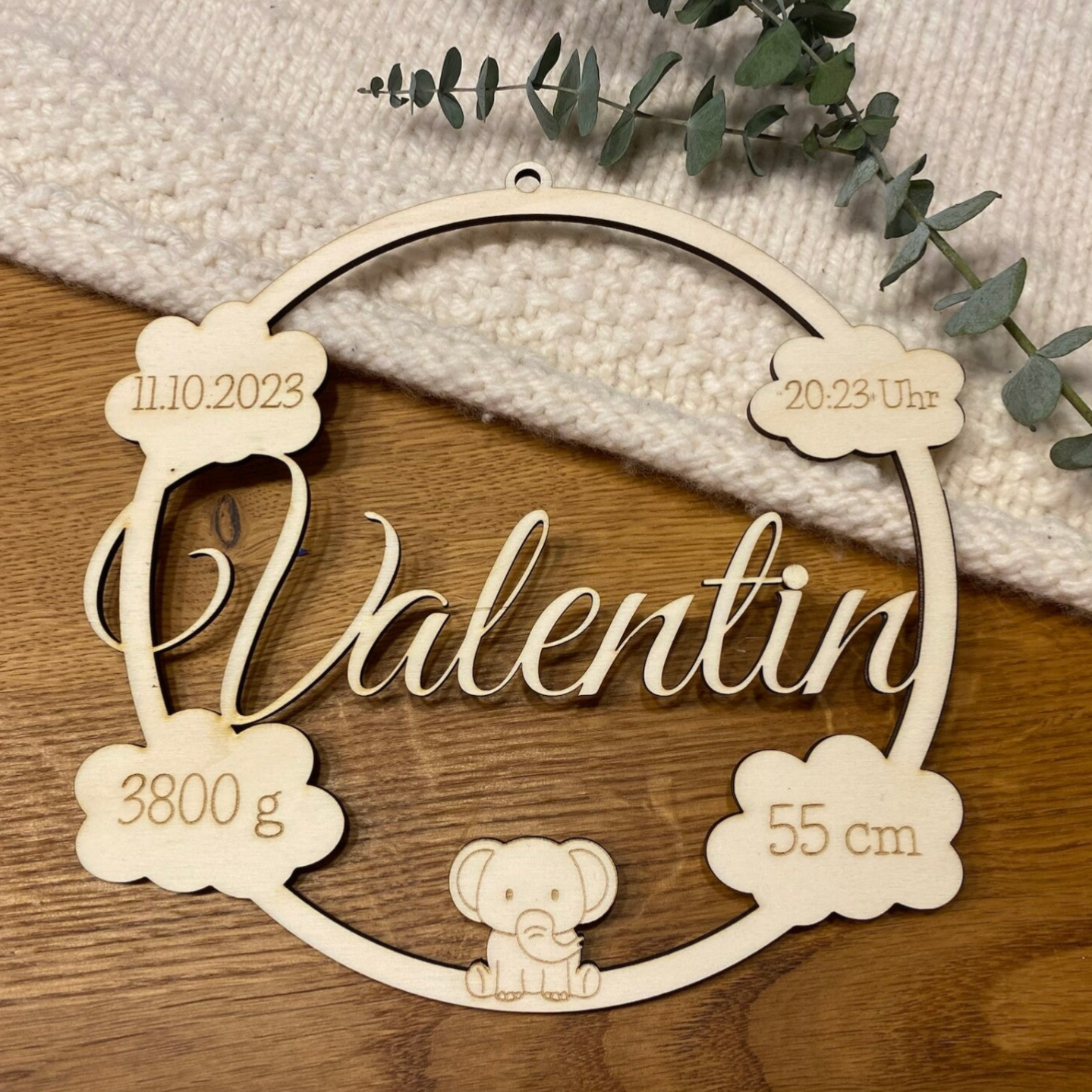 Personalisierte Wolke aus Holz – Geburtsschild mit Wunschdaten