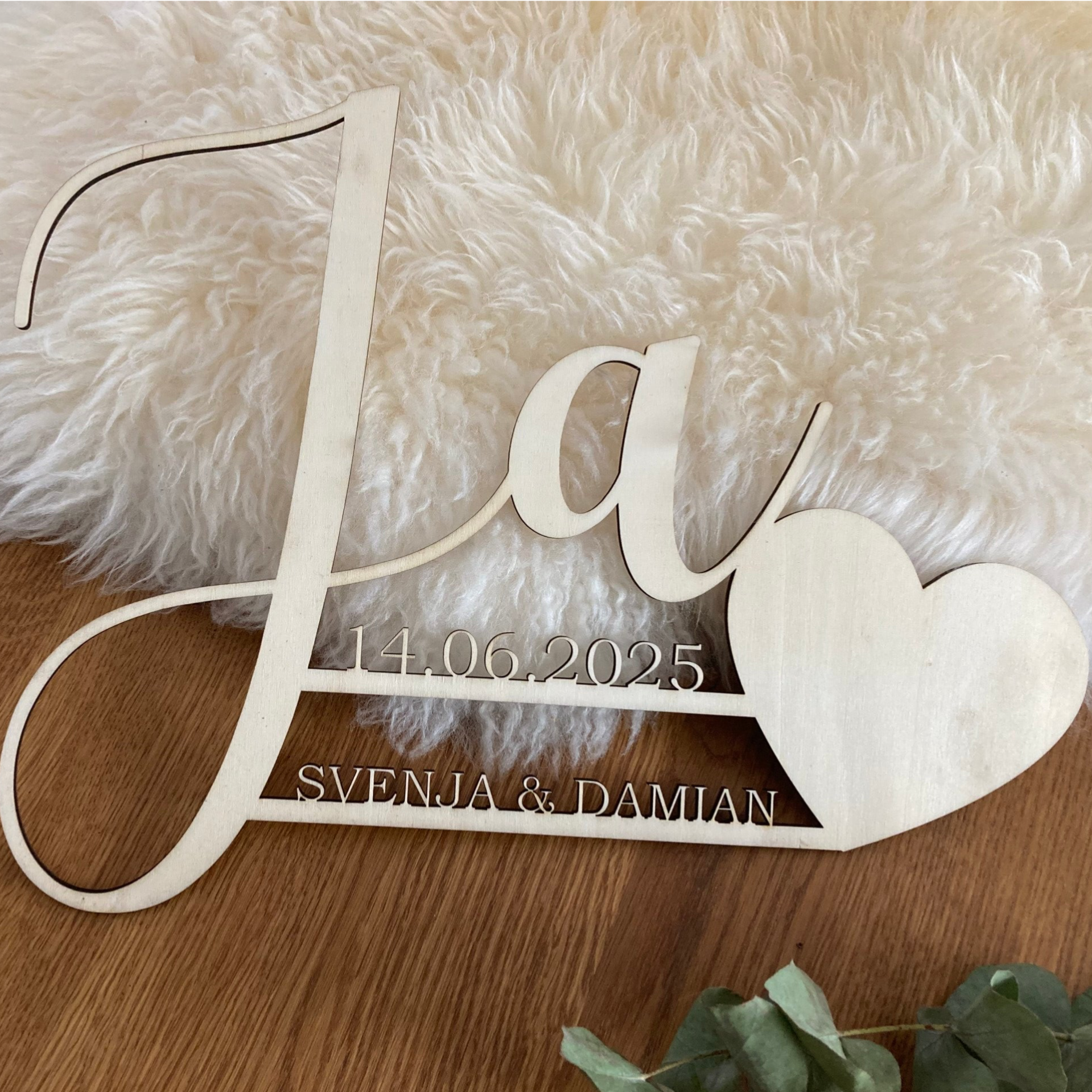 Holzschriftzug „Ja“ – personalisiert mit Namen und Hochzeitsdatum
