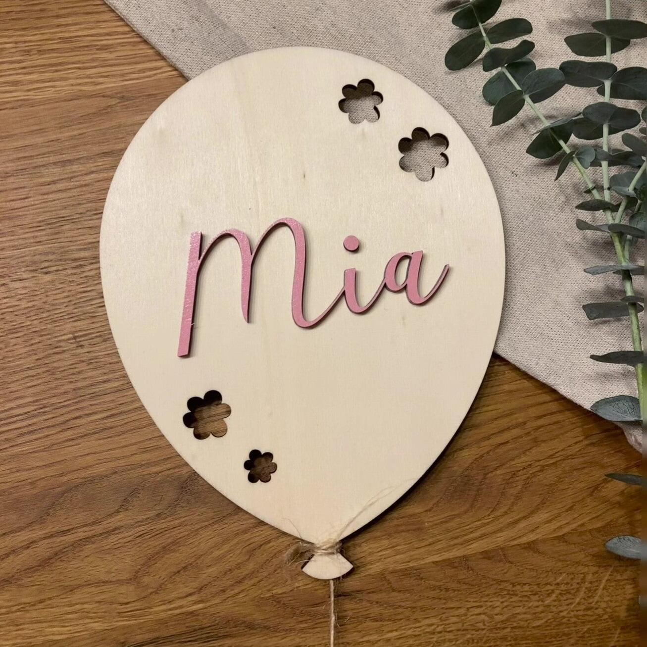 Personalisierter Holzballon mit Name – liebevolle Deko fürs Kinderzimmer