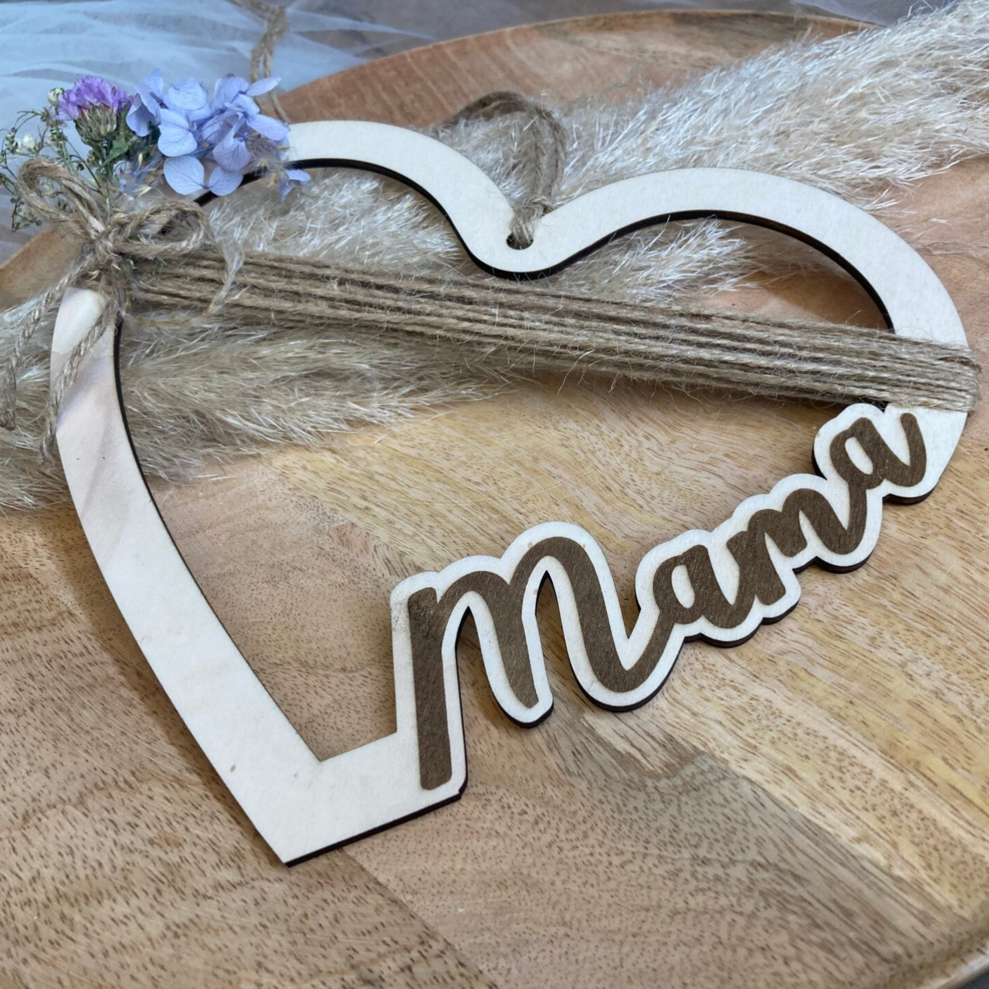 Liebevolles Geschenk für Mama – Herz aus Holz mit Trockenblumen und persönlicher Gravur