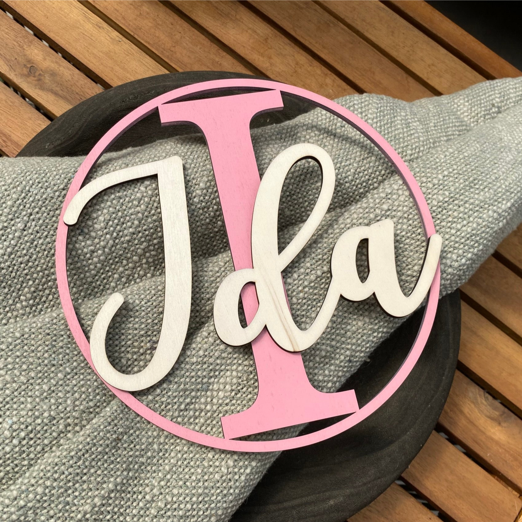 Namensschild aus Holz – personalisierbar mit Buchstabe & Name