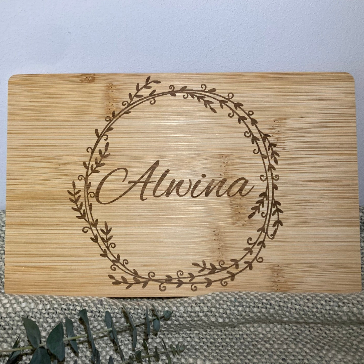 Personalisiertes Schneidebrett aus Bambus oder Akazienholz – mit Wunschname & Blumenkranz