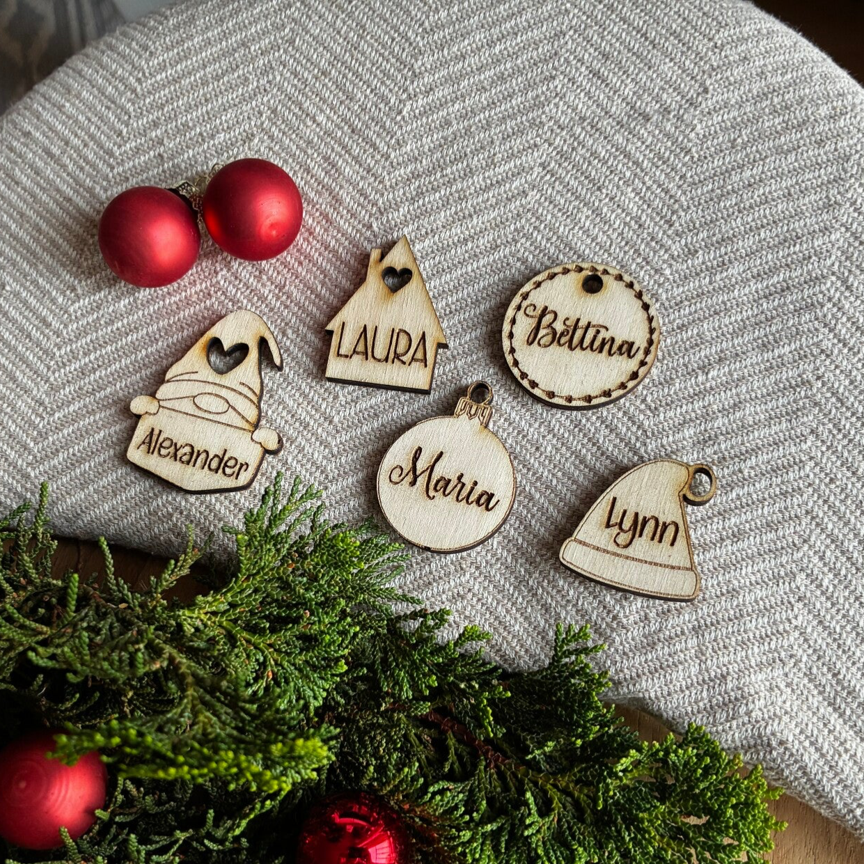 Personalisierte Namensanhänger aus Holz – Geschenk- & Weihnachtsanhänger
