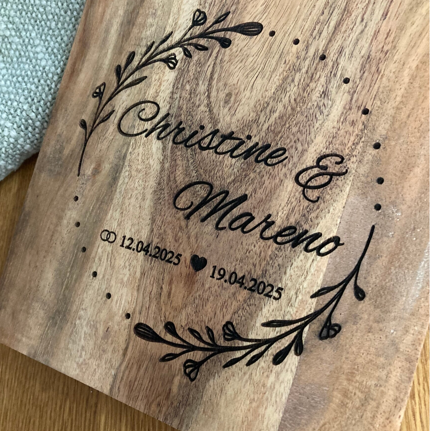 Romantisches Akazienschneidebrett mit personalisierter Gravur
