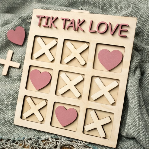 Tik Tak Love – Romantisches Tic Tac Toe aus Holz, personalisierbar