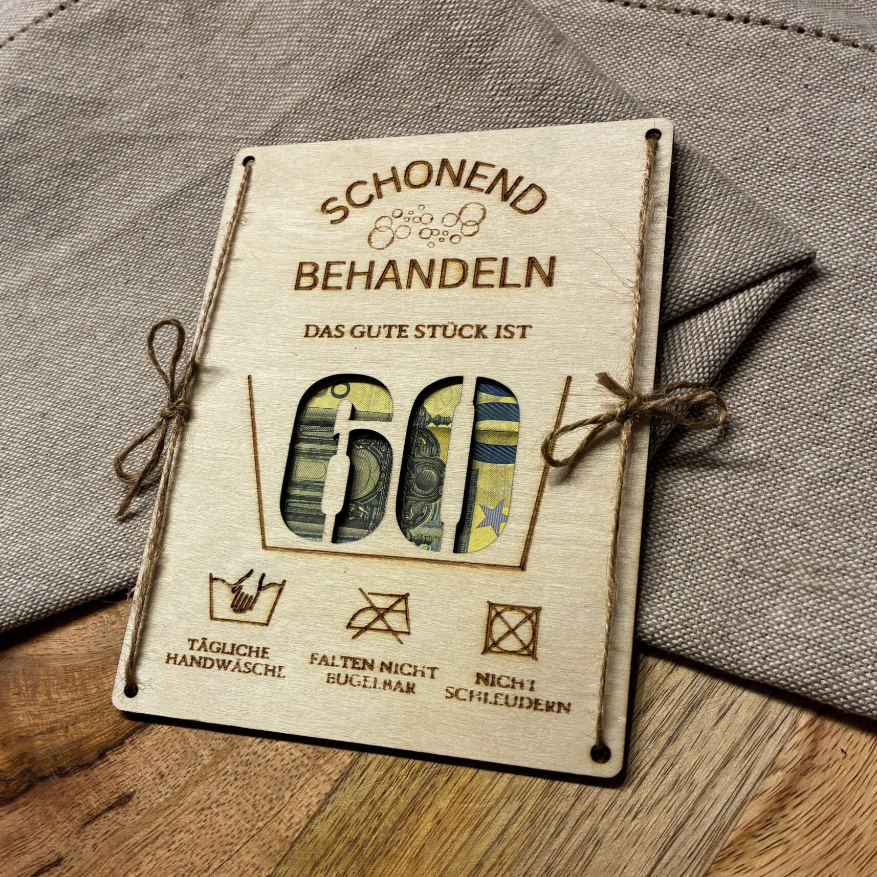 Geldgeschenk Schild „Schonend behandeln“ – personalisierbar mit Wunschzahl