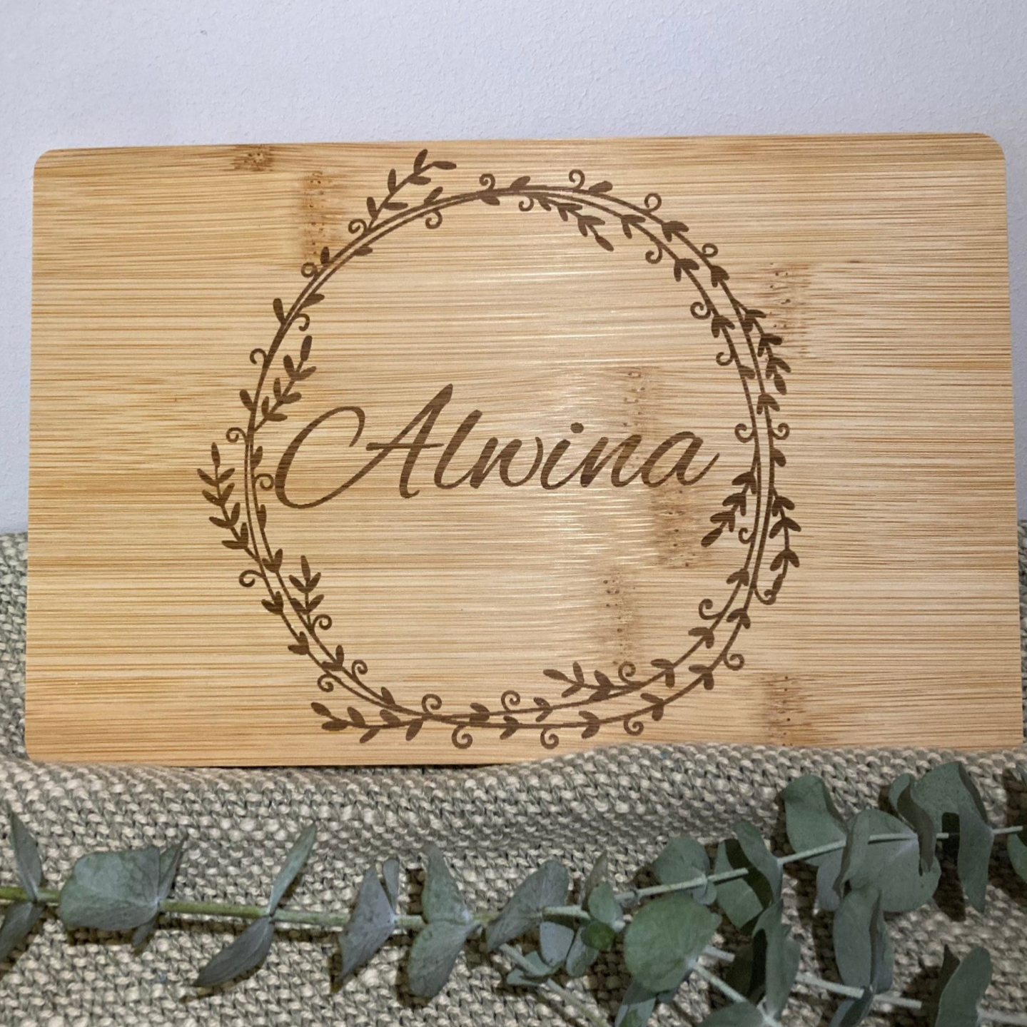 Personalisiertes Frühstücksbrett– mit Wunschname & Naturkranz