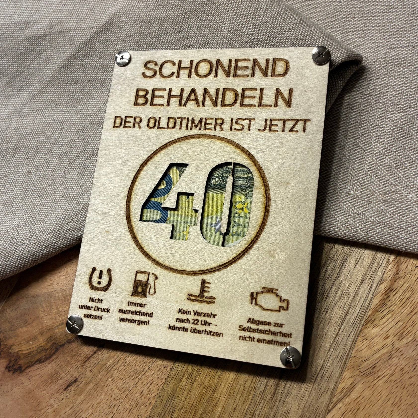 Geldgeschenk „Der Oldtimer ist jetzt …“ – personalisierbares Holzschild mit Wunschzahl– personalisierbar mit Wunschzahl