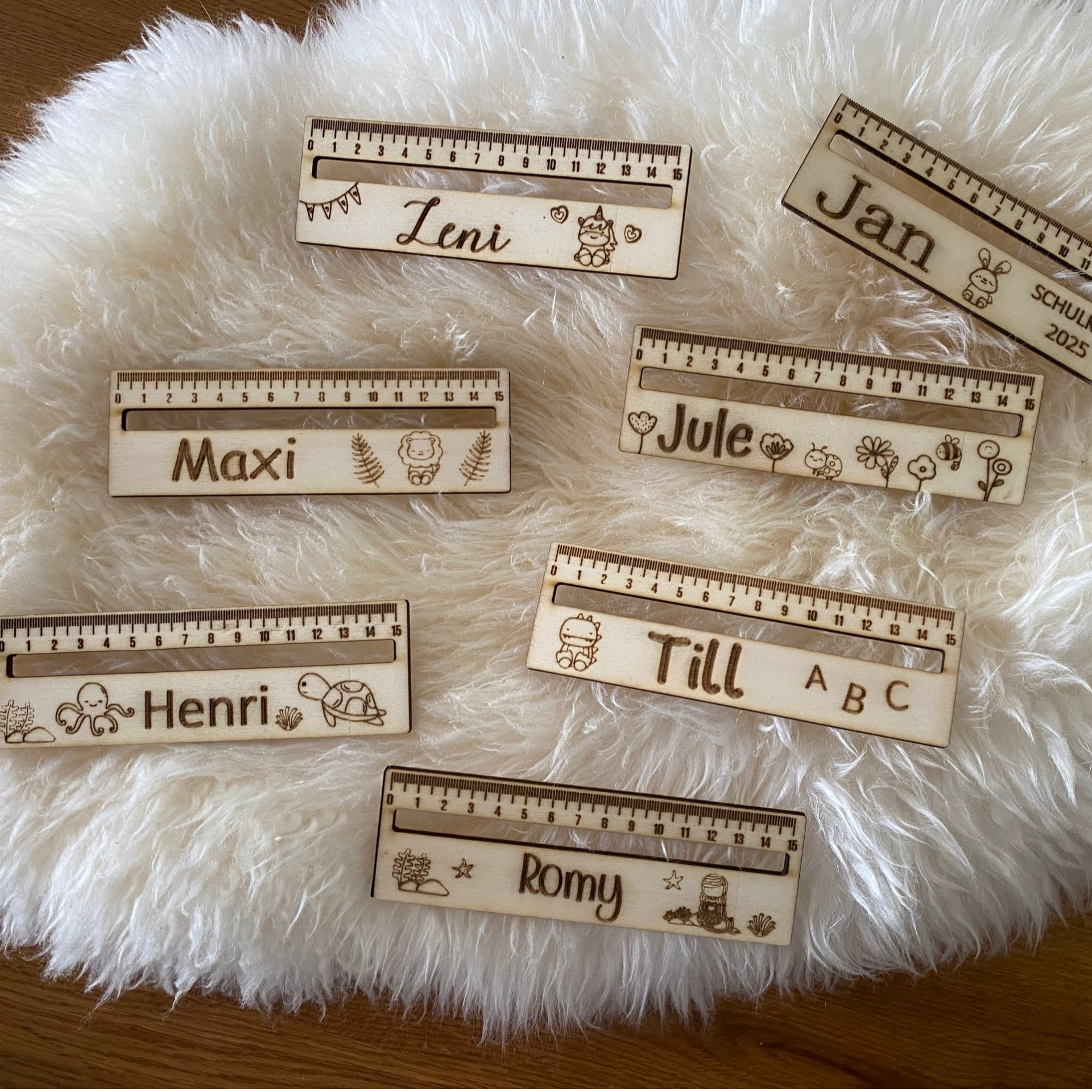 Lesen, Messen, Schenken – unser liebevoll gefertigtes Lineal vereint alles in einem.