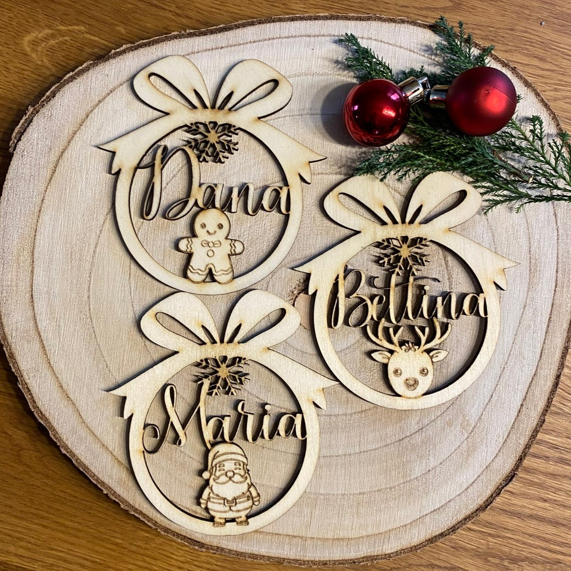 Personalisierte Weihnachtsanhänger aus Holz – Liebevolle Deko mit Namen