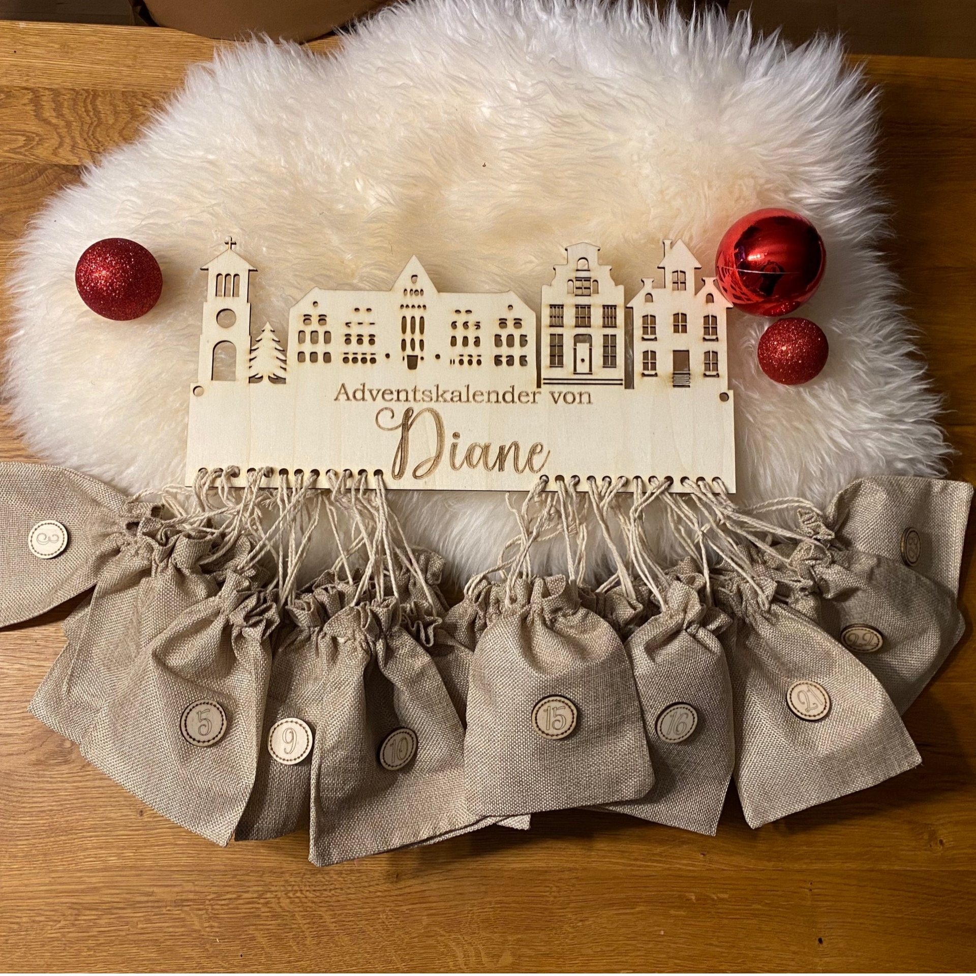 Personalisierter Adventskalender „Winterdorf“ aus Holz