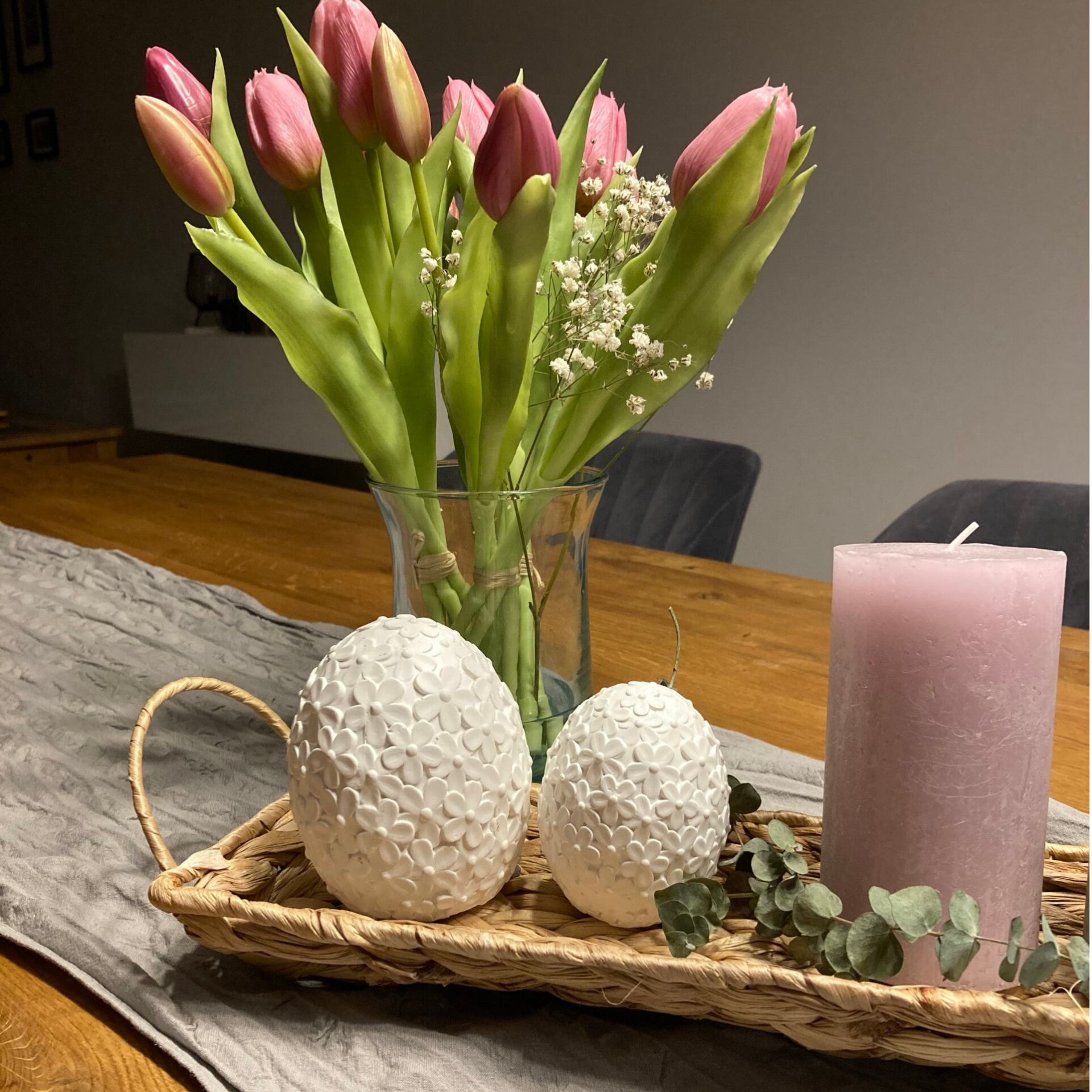 Elegante Deko-Ostereier mit Blütenstruktur