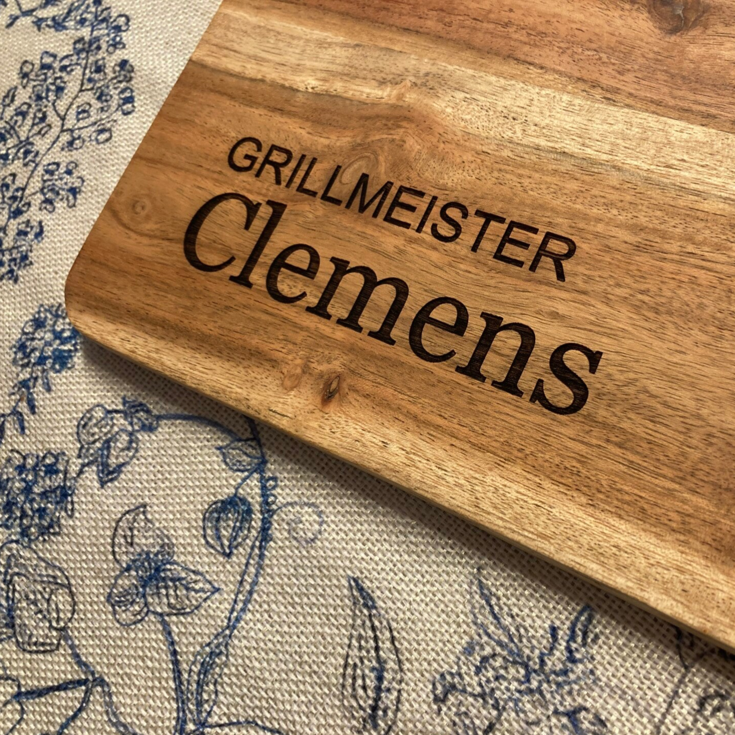 Grillmeister-Brett mit Wunschname – das perfekte Geschenk für echte Grillfans