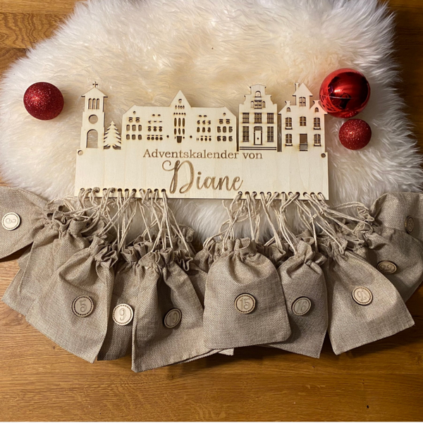 Personalisierter Adventskalender „Winterdorf“ aus Holz