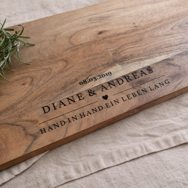 Dekoratives Akazienschneidebrett mit personalisierter Gravur