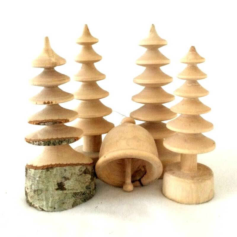 Houten boompjes en klok