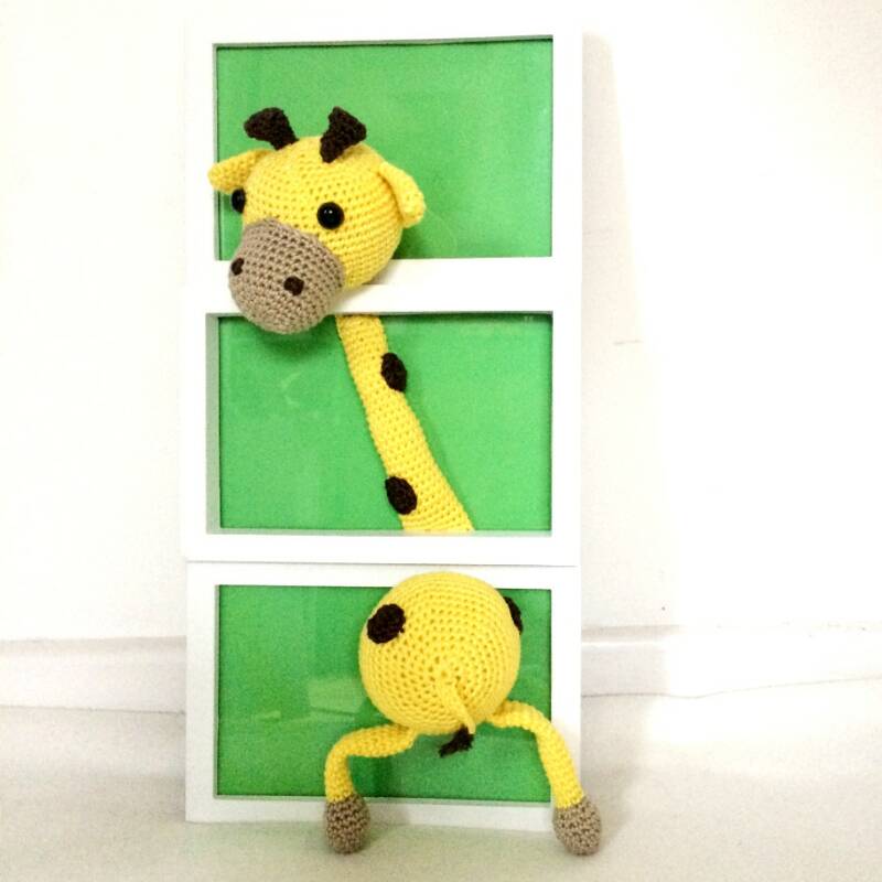 Gehaakte giraffe in fotolijst