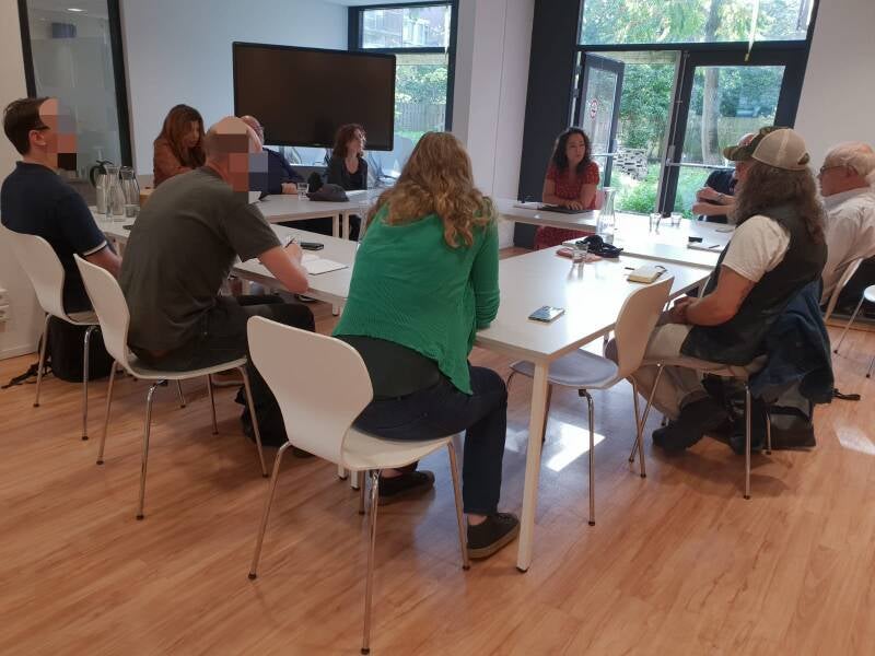 de-praatclub-in-de-biblioteek-geblurd-kopie-standard.jpg