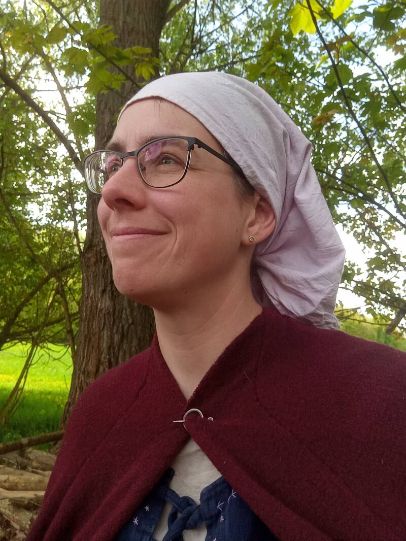 Foto von Mona vor ihrem Türschild