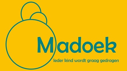 logo madoek, dragende mama op oker achtergrond. Madoek Ieder kind wordt graag gedragen