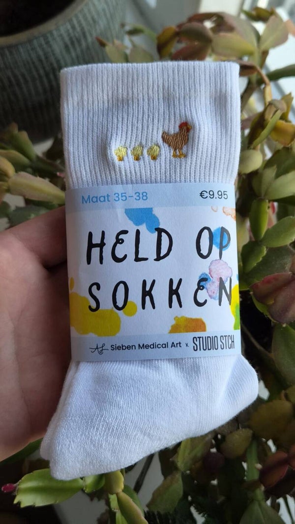 Sokken met Geborduurde Kip & Kuikentjes | Studio STCH x Sieben Medical Art