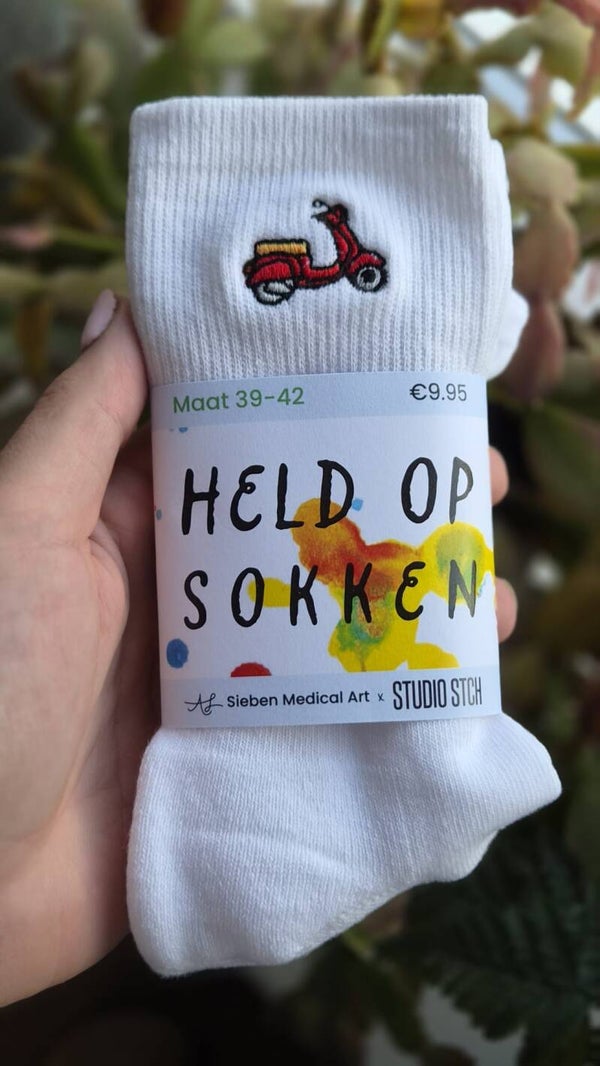 Sokken met Geborduurde Vespa | Studio STCH x Sieben Medical Art