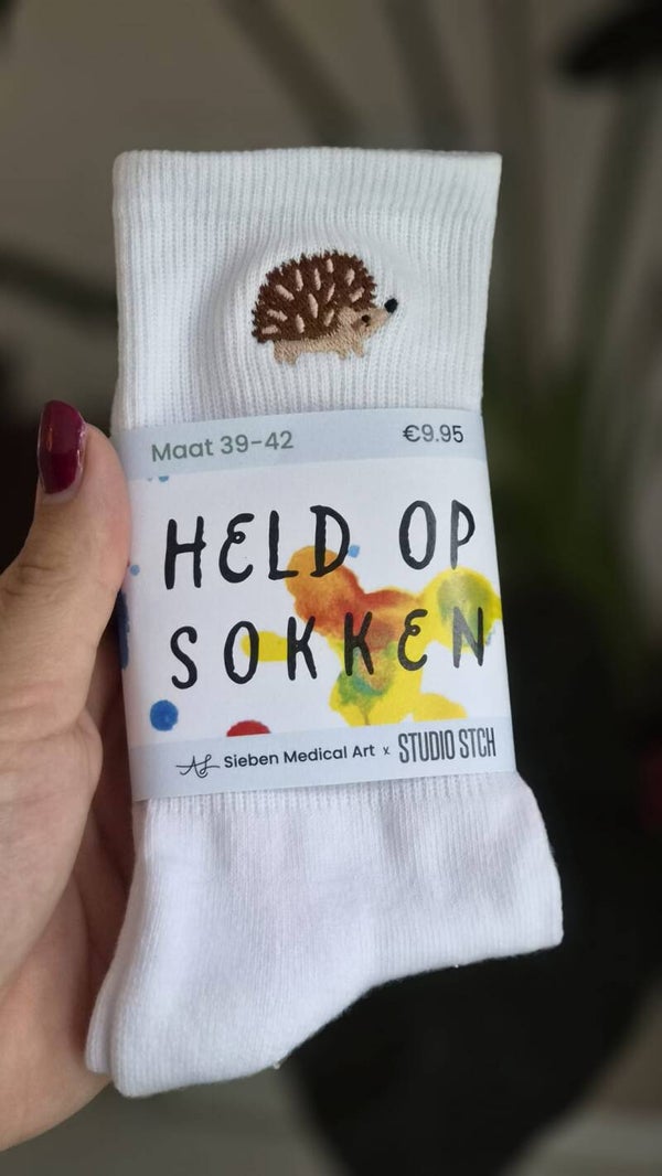 Sokken met geborduurd Egeltje | Studio STCH x Sieben Medical Art