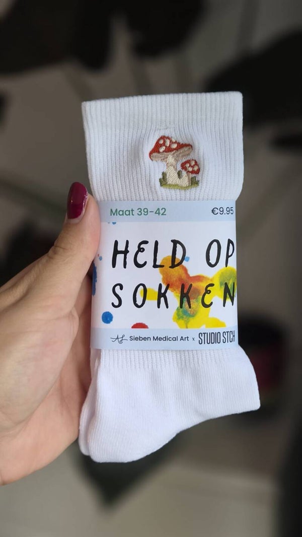 Sokken met geborduurde Paddenstoelen | Studio STCH x Sieben Medical Art