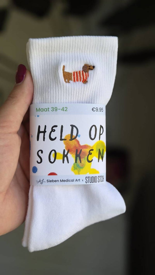 Sokken met geborduurde Teckel | Studio STCH x Sieben Medical Art