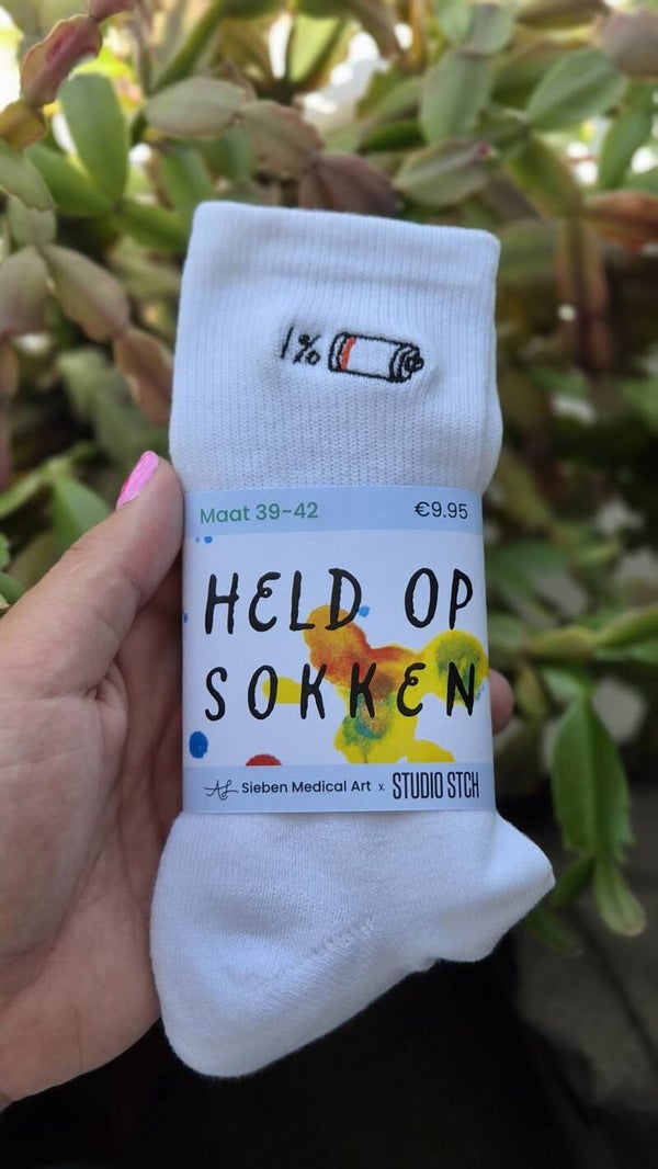 Sokken met Geborduurde Lege Batterij | Studio STCH x Sieben Medical Art