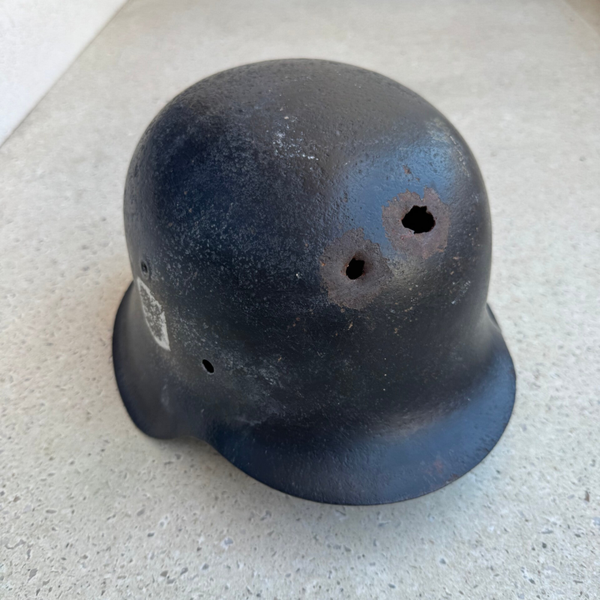 Wo2 Duitse helm met 2 kogelinslagen!