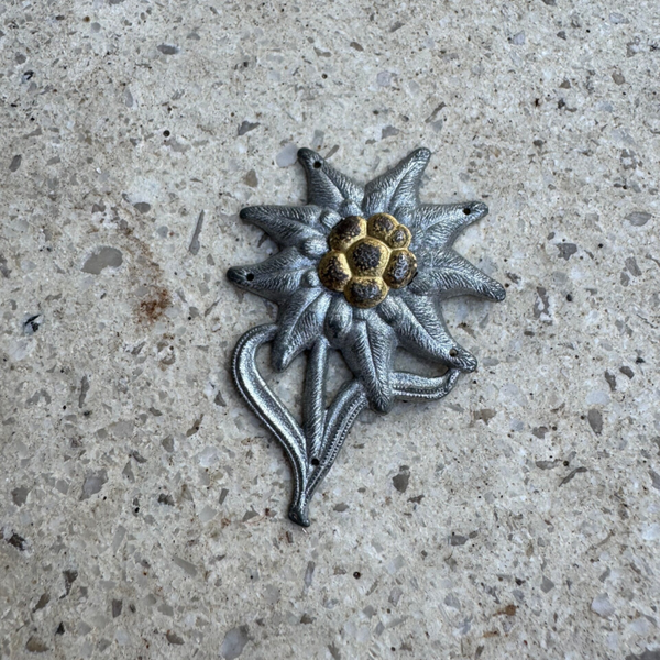 Wo2 Duitse edelweiss M43 cap badge