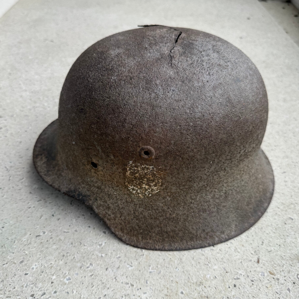 Wo2 Duitse helm met inslag en resten decal