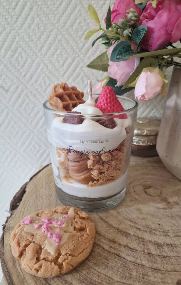 Bougie gourmande 🥯 Décoration gaufre et fraise 🍓 Taille L ( 500 gr )