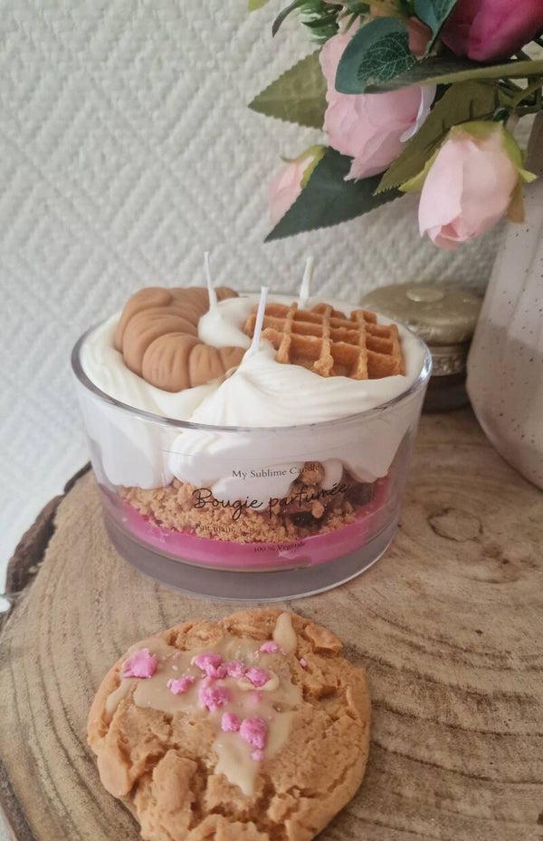Grande bougie 🥯 3 mèche de 700 grammes déco croissant 🥐 et gaufre