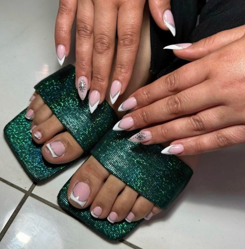 Manucure et pédicure française pieds verts