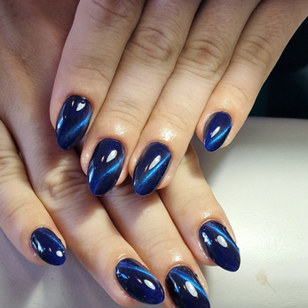 Nail art bleu marine