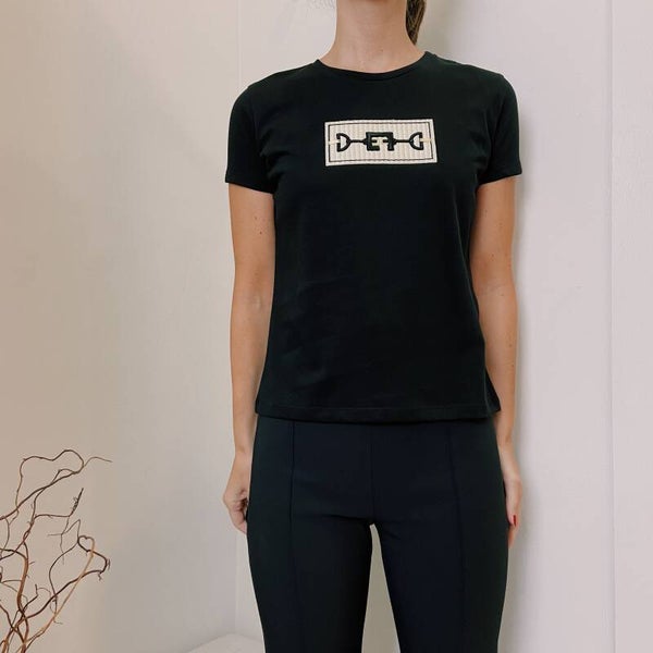 Elisabetta Franchi FW ‘21: t-shirt met geborduurd paardenbit logo
