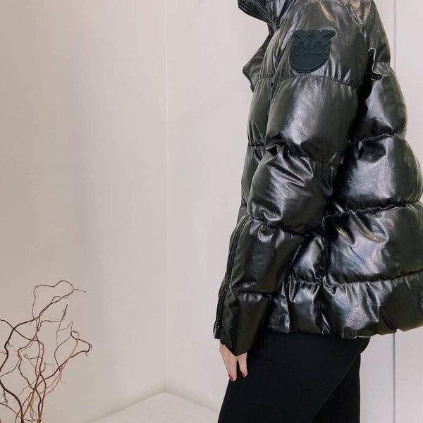 PINKO FW '21: glanzende donsjas