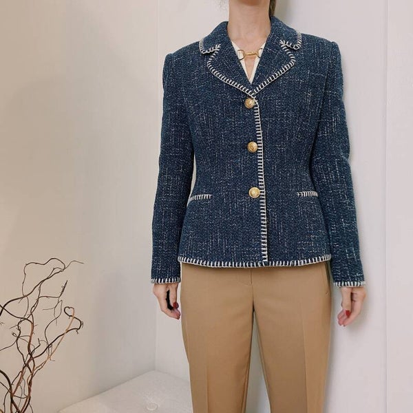 Boutique Moschino FW ‘21: tweed blazer met contrasterende stiksels