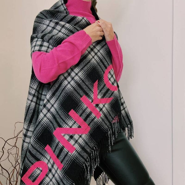 PINKO FW '21: geruite cape met contrasterende opdruk