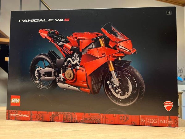 LEGO Ducati Panigale V4 S motor