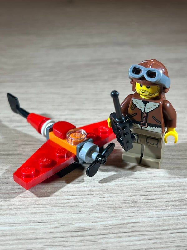 LEGO Minifiguur: Freddie Flyer Pilot with Remote Plane