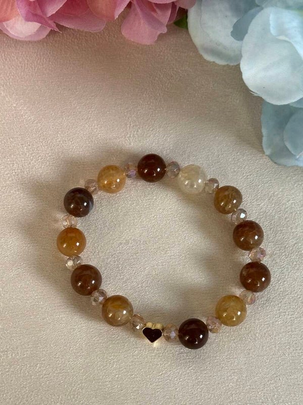 Pulsera elástica color crema y marrón con corazón en oro