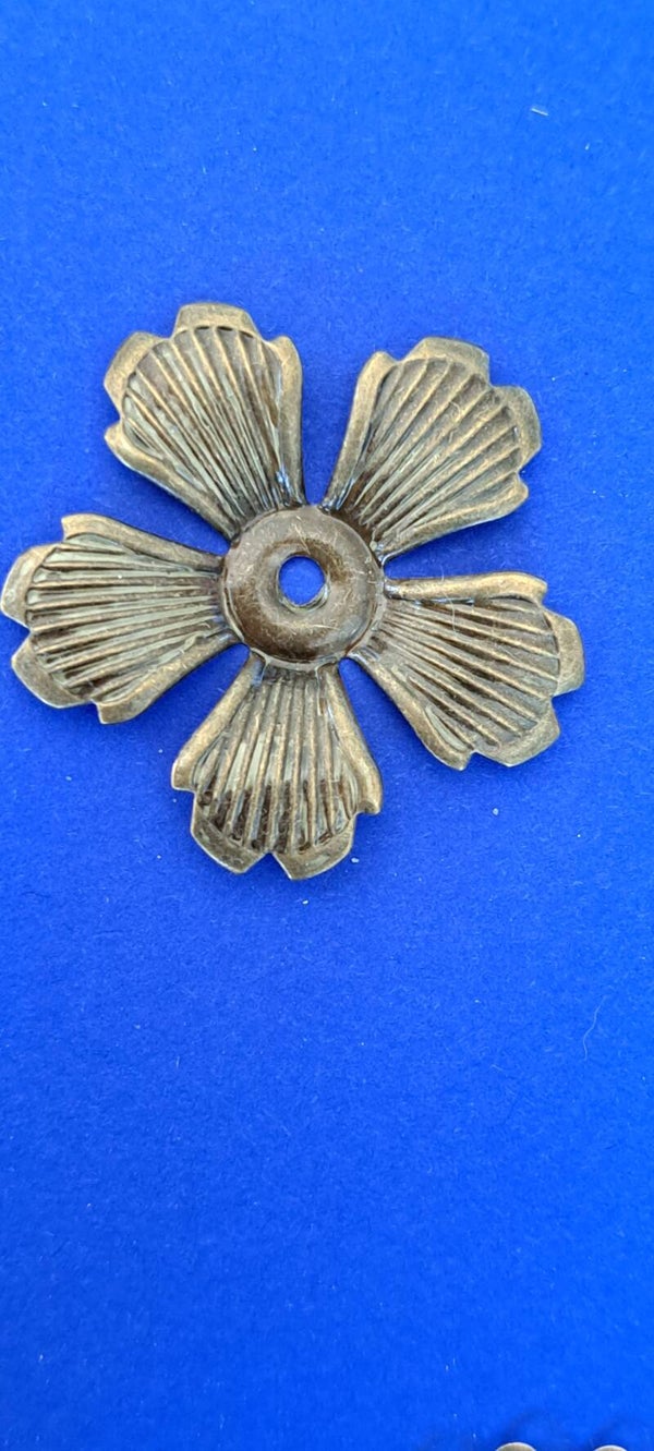 Filigraan embellishments bloem 4