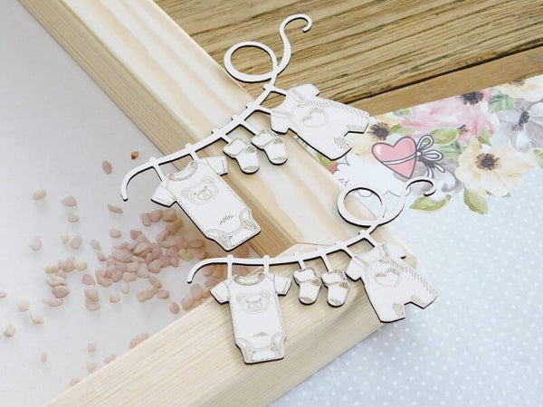 kreatywna chipboard kleding aan waslijn