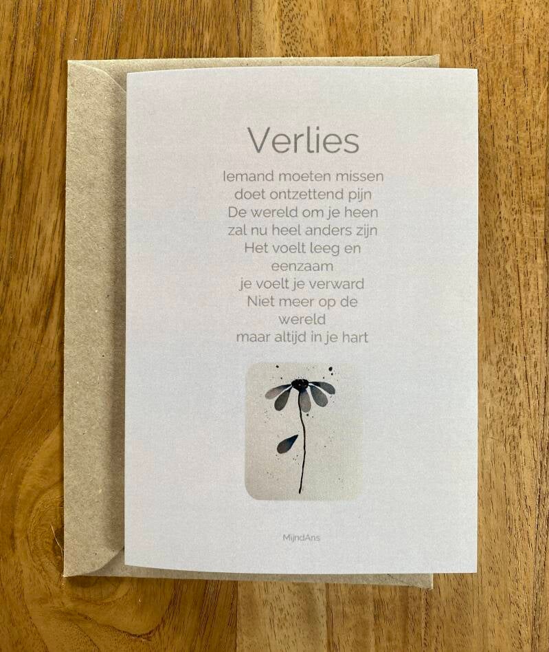 Een condoleance kaart met gedicht en kleine illustratie in grijstinten